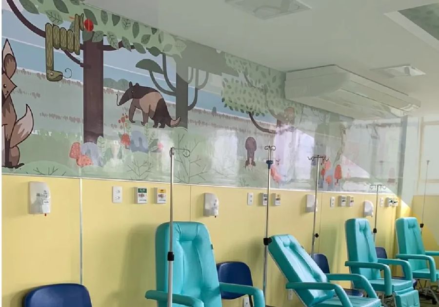 Consultório de oncologia infantil com decoração acolhedora