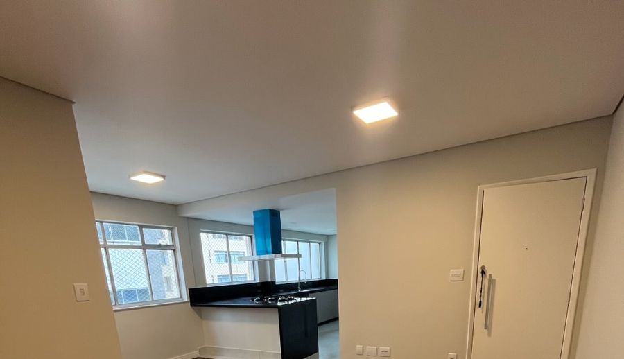 Apartamento reformado em projeto de house flipping, antes e depois