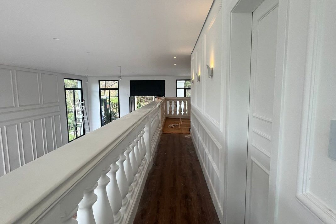 Obra em andamento, corredor em acabamento