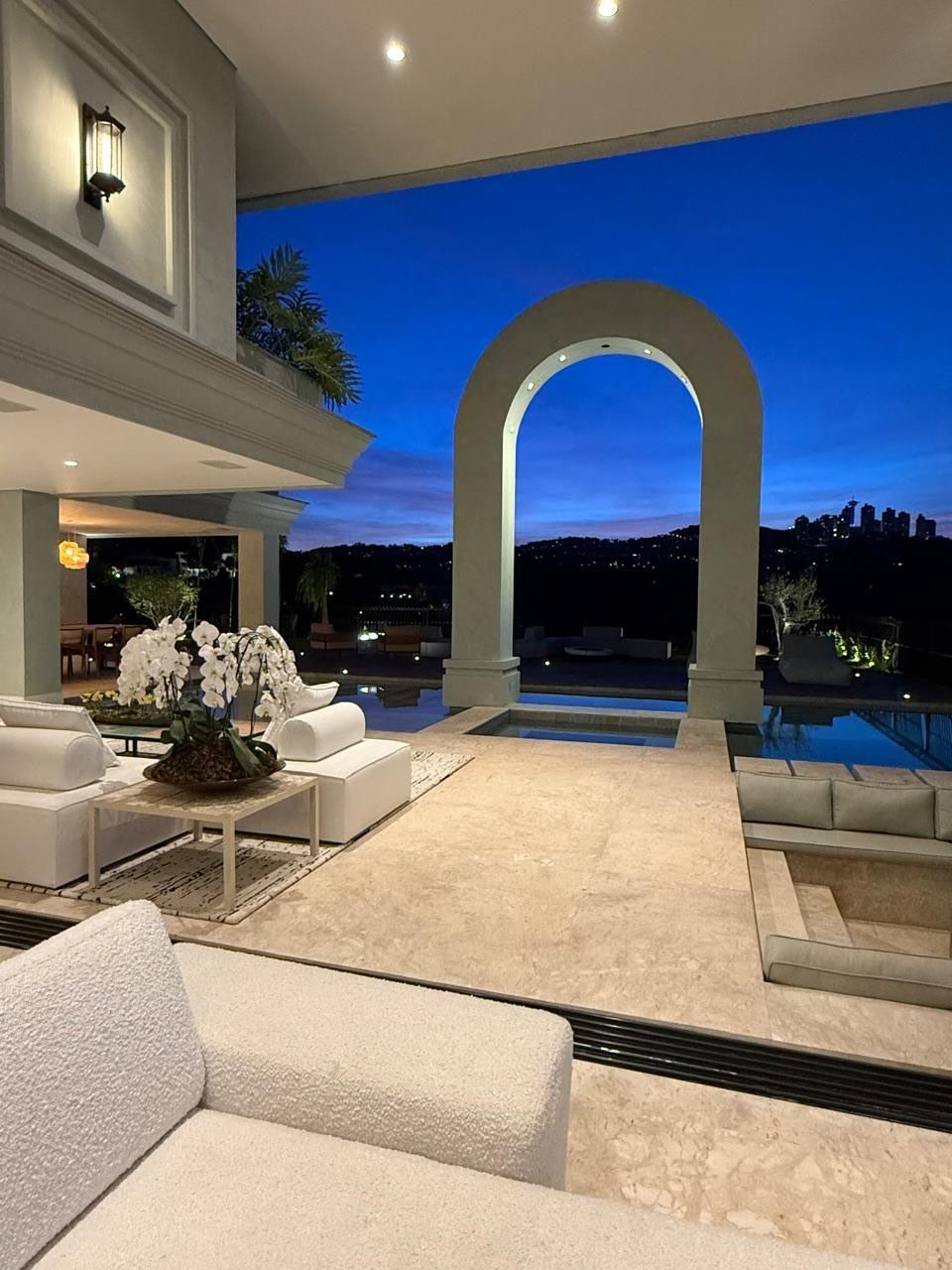Projeto 3D de terraço com arco e piscina