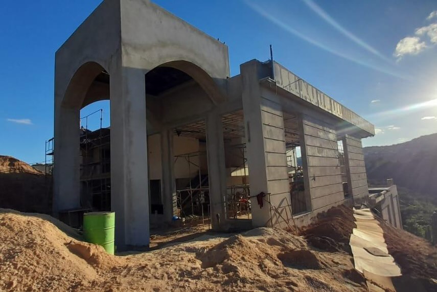 Casa no Vale dos Cristais — Fachada quando a Perla assumiu a obra